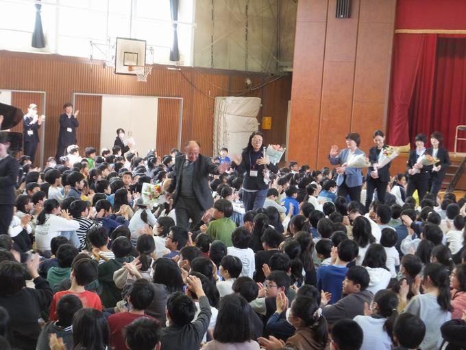 拍手でお見送り