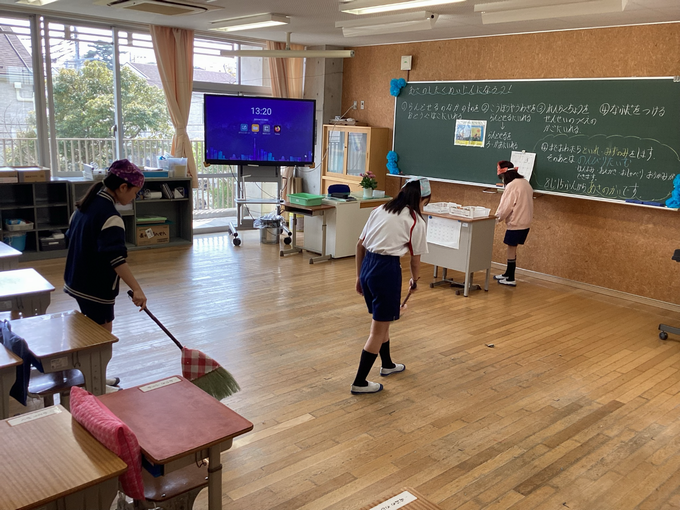 １年生の教室を掃除