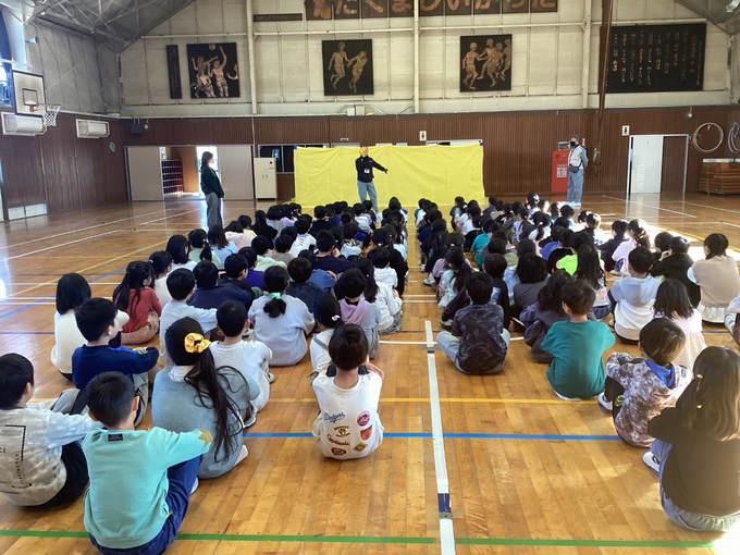 真剣にお話を聞いています。