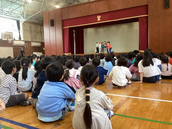 1年生へのインタビューの様子を見守っています