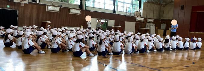 しずかにお話をきいています