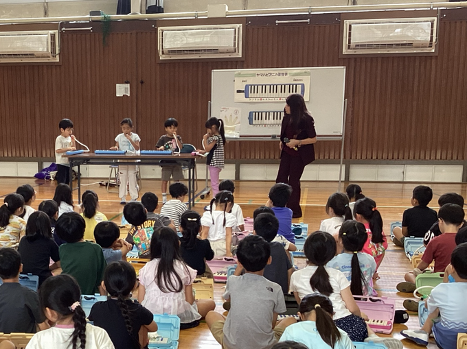 学級の代表が練習しています