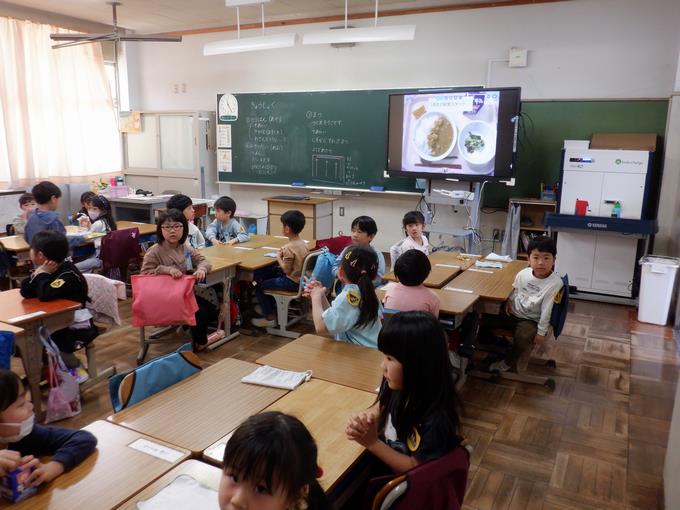 配膳中は静かに待ちます