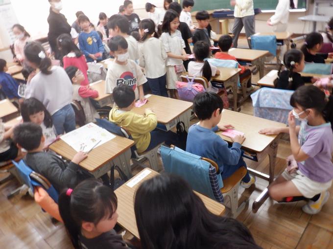 一人一人に手渡しました