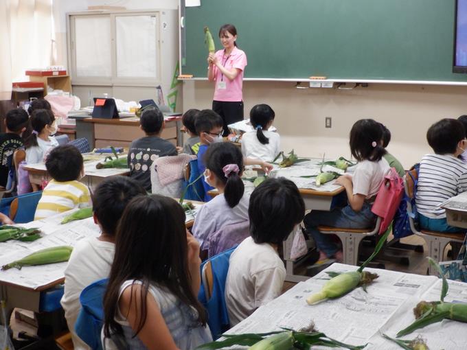 栄養士の先生の話をしっかりきいて