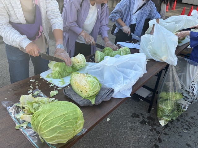 大量のキャベツを刻みます