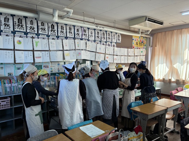 保護者の方が配膳体験