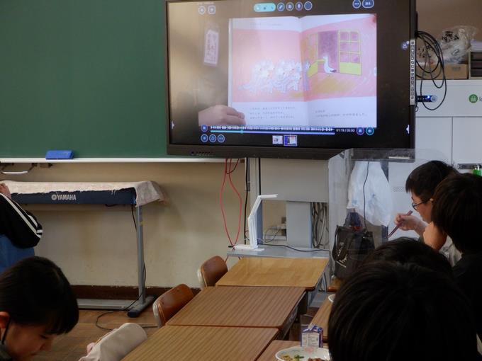 図書委員の読み聞かせの動画を見ながら