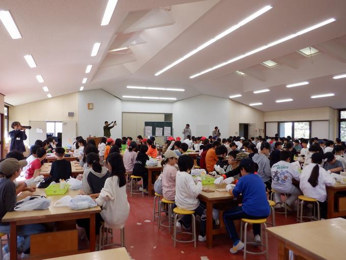 工作棟で焼き杉工作