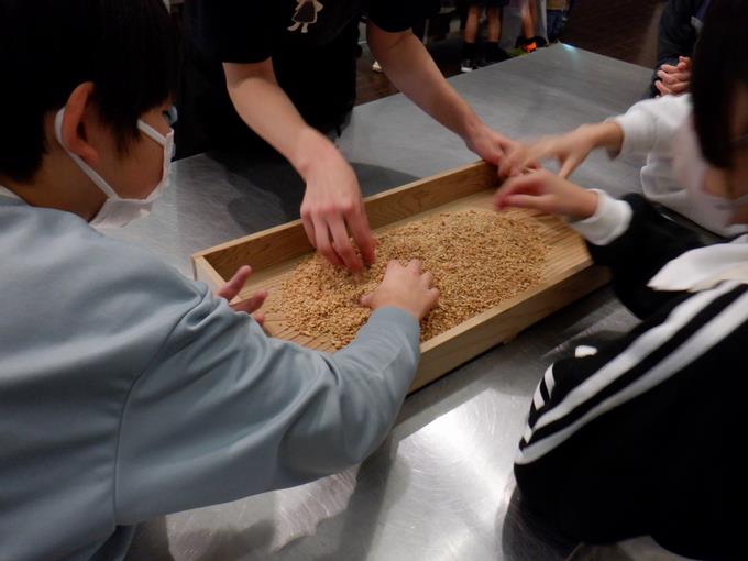 しょうゆ麹の塊をほぐします