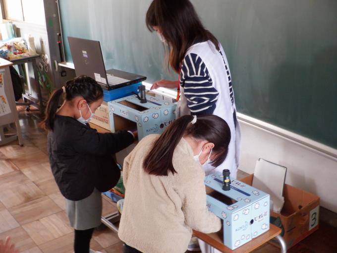 一人一人が手洗い後の汚れを確認