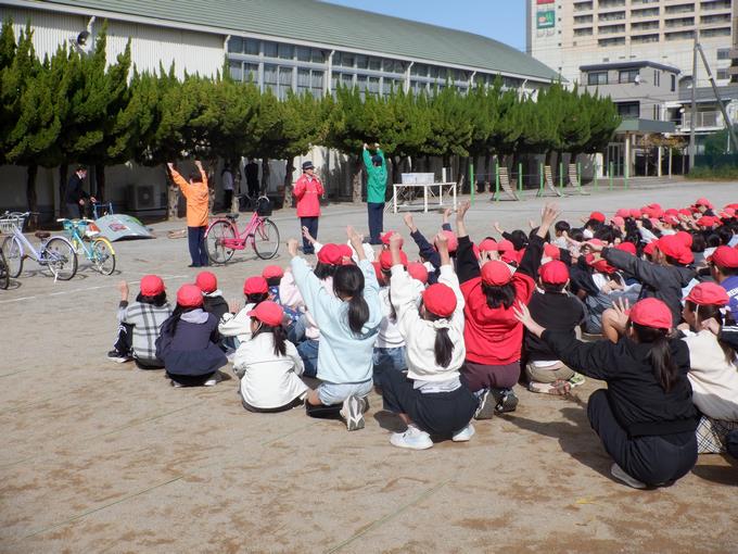 ブレーキは左、右、の順で