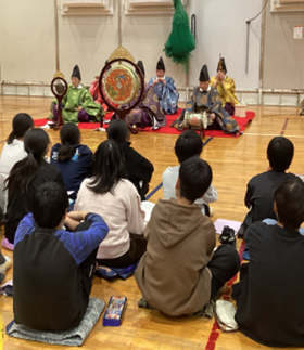 雅楽の響きに聴き入って