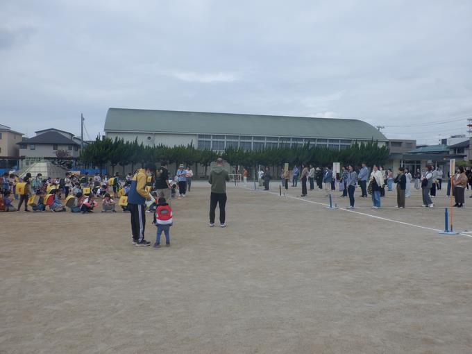 向き合って並びます