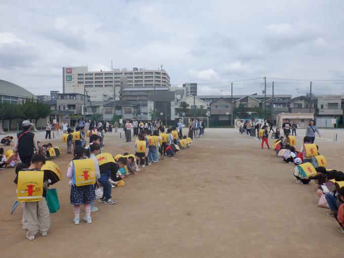 一人一人確認しながら引き渡し