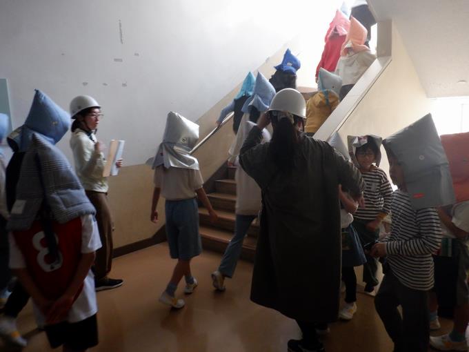 屋上と4階へ避難