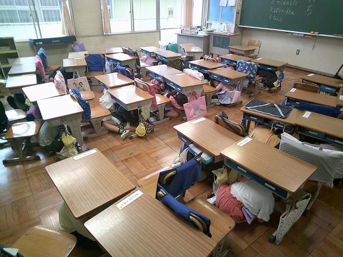 机の下で身を守ります