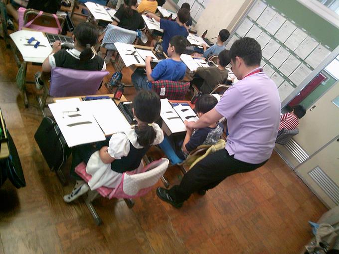 筆の運びを教えています