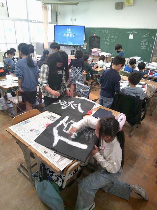 白い絵の具で塗りこみます