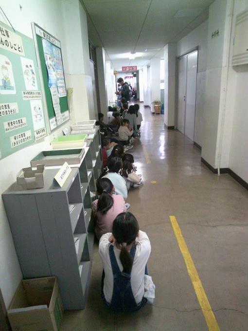 廊下で静かに待っています