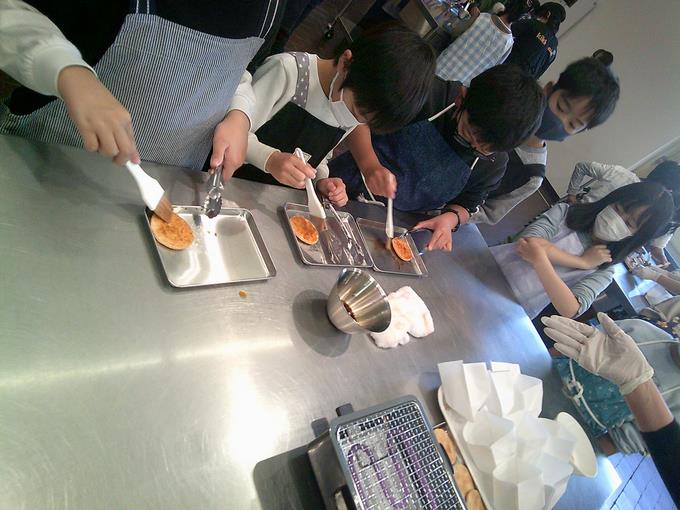 醤油を塗ったおせんべいをいただきました
