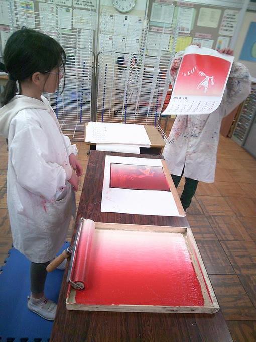 版に塗り、紙をはがすと