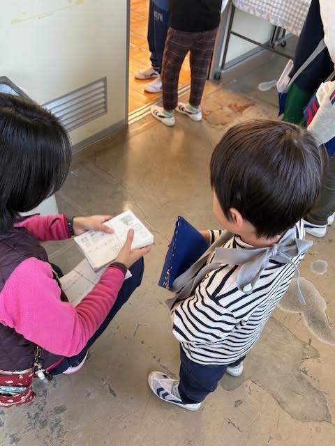 自分の分担のはがきを持って
