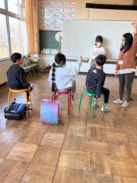 授業中を演じています