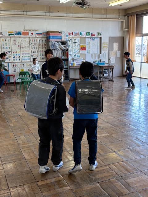 帰宅してからのことを演じています
