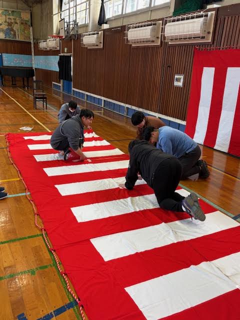 エアコンがあるため、紅白幕を折り返します