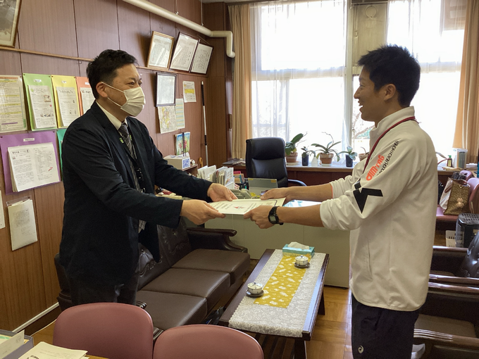 保健体育課から賞状を授与されました