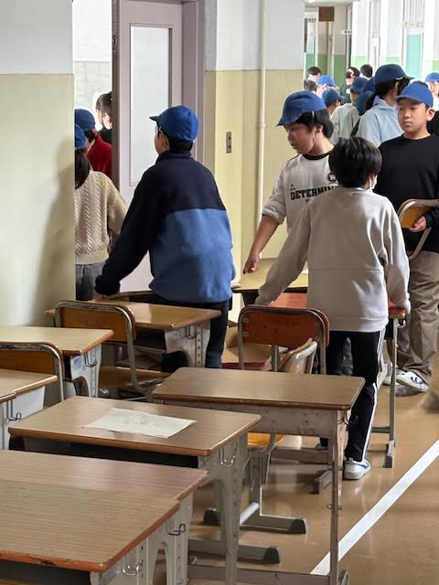 机と椅子の数を揃えます