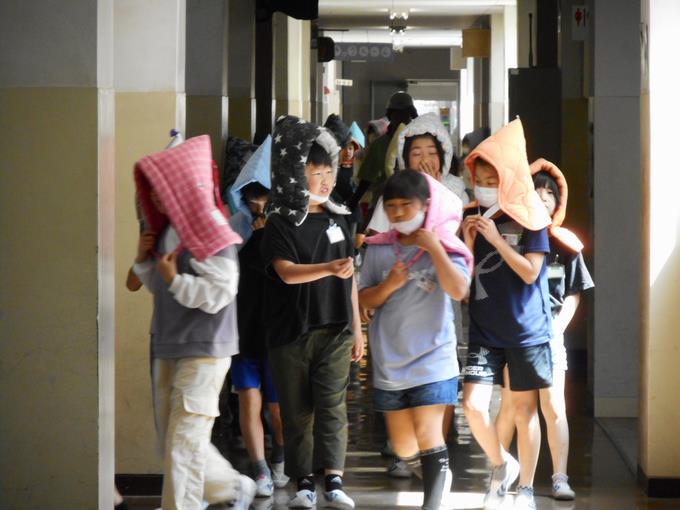 校舎内を静かに移動中