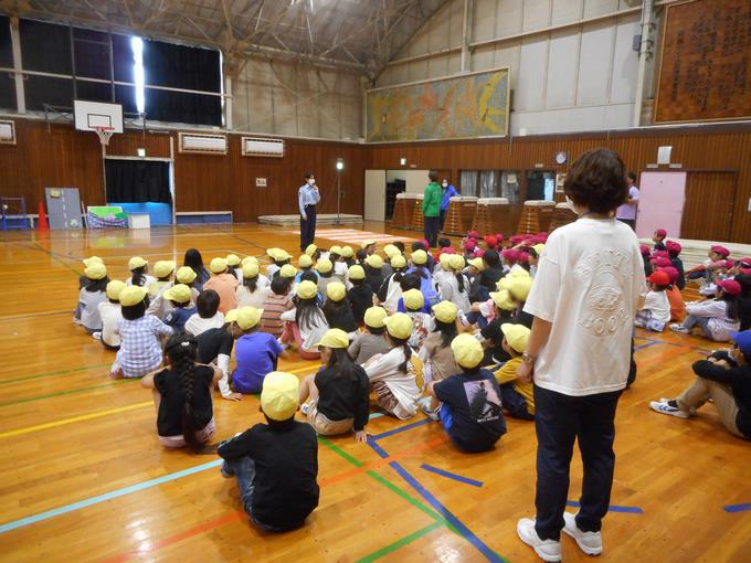 1・2年生がしっかり話を聞いています