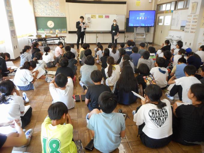 集中して聞いている6年生