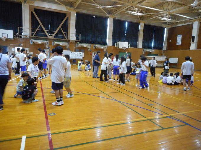 自己紹介をしながらシールを交換しています