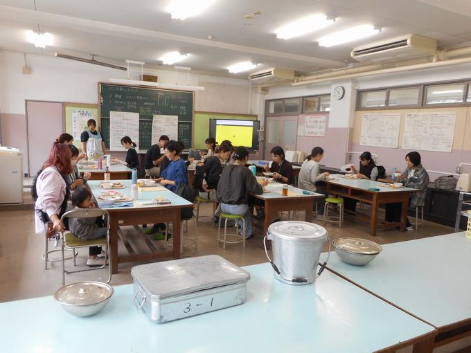 給食の試食中です。おいしかったですか?