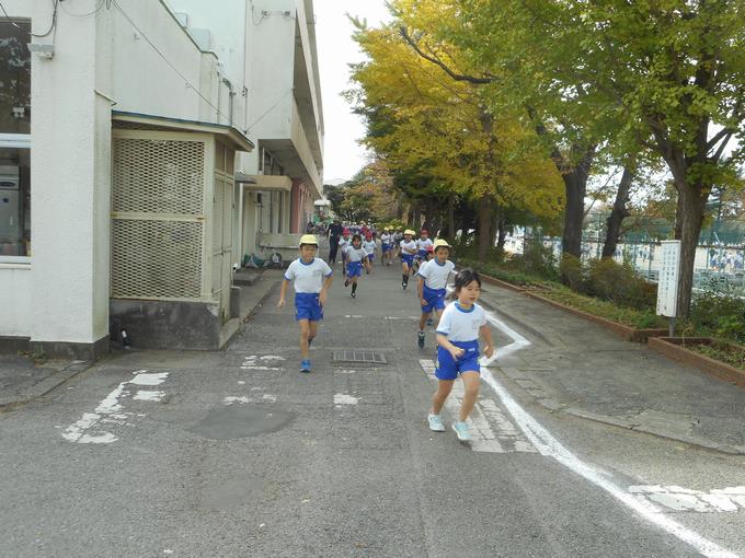 校舎の前も走ります