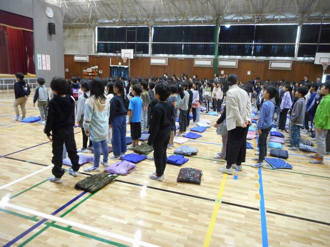 全児童の歌声が体育館に響きました