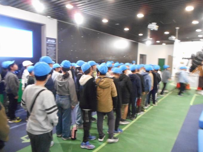 プラネタリウム館内の展示室に並びました