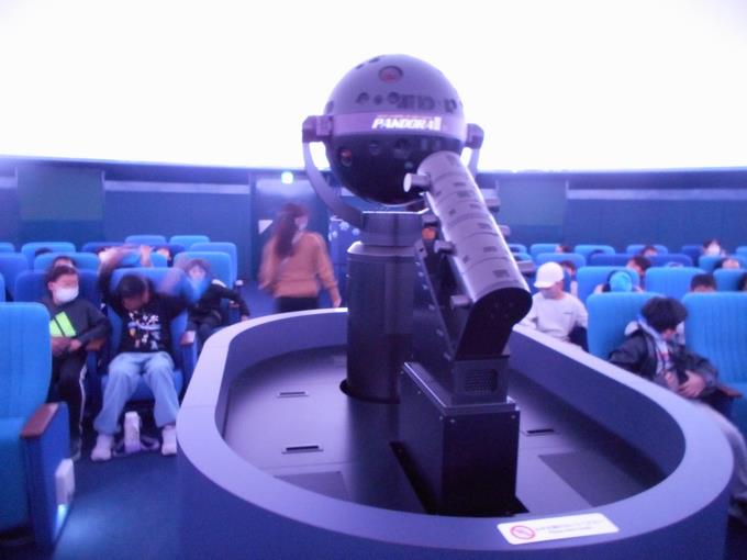 中央には投映機があります