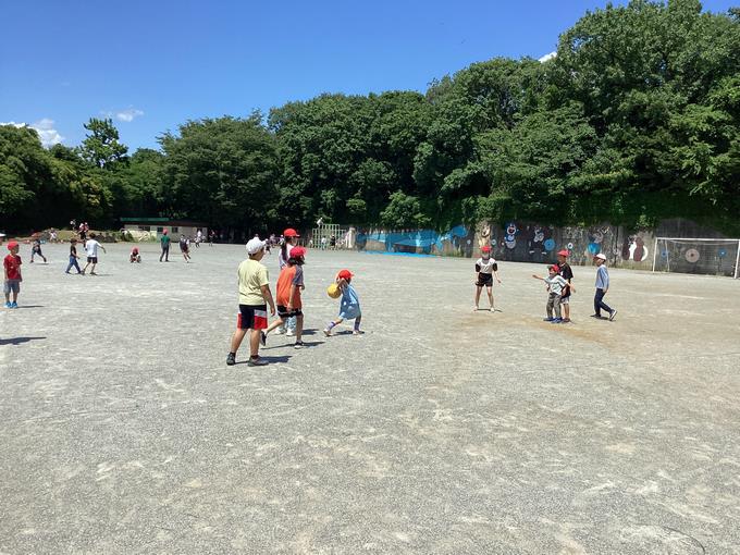 校庭で遊ぶ様子