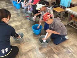 雑巾しぼりの様子