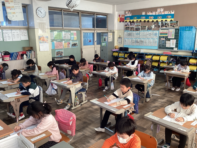 書き初めに取り組む1年生