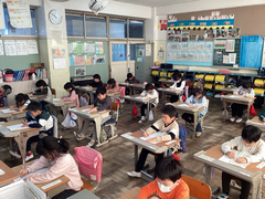 書き初めに取り組む1年生