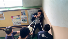 さすまたを使う様子