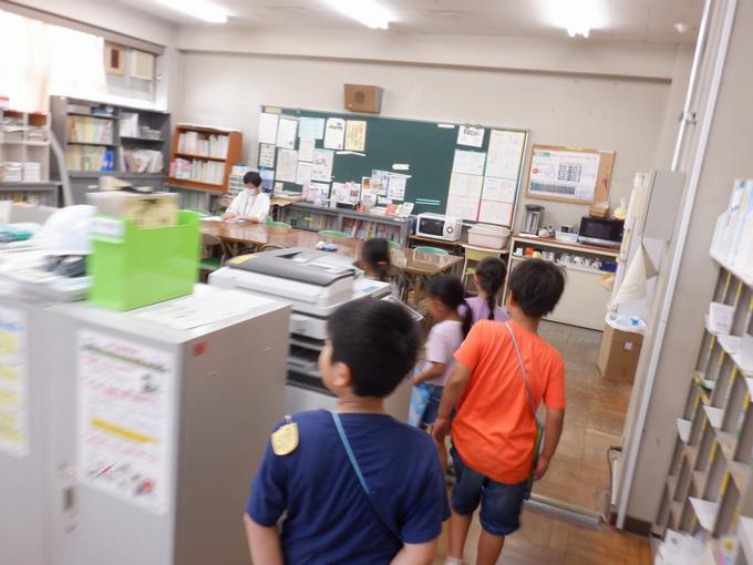 職員室には興味津々