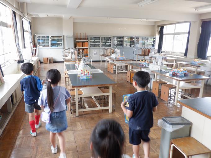 理科室見学の様子