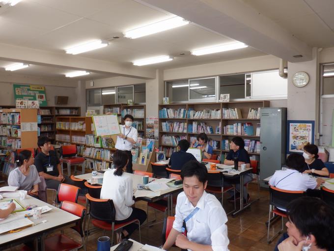 成果と課題を報告する様子