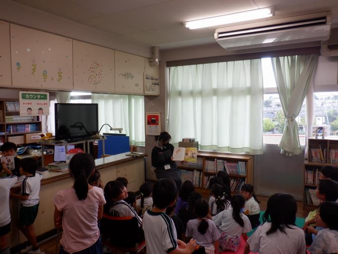 絵本の読み聞かせ
